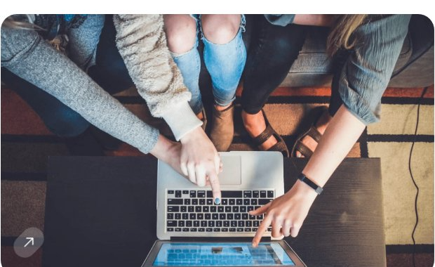 Visual editoriale dedicato agli assistenti virtuali, non una schermata di una piattaforma didattica